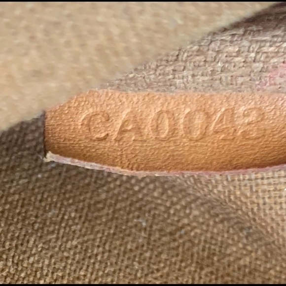 Pochette Accessories w/Authentic Xbody Strap - Picture 15 of 16